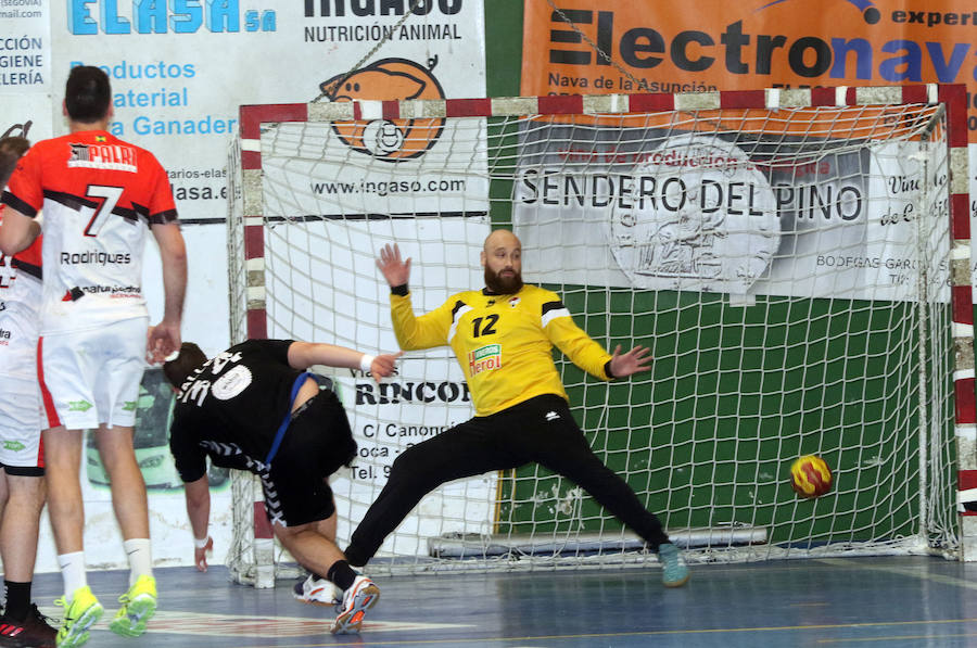 Victoria del Balonmano Nava ante el Auto Gomas Sinfín