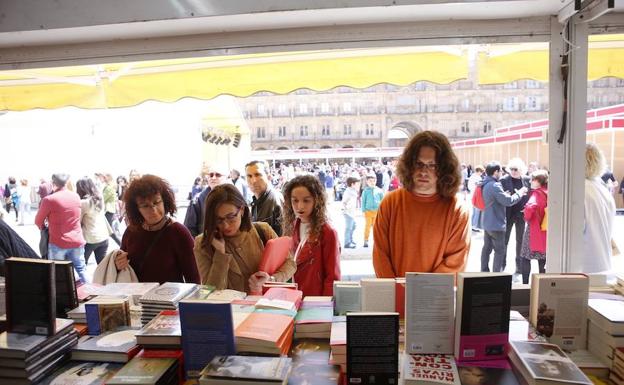 Los libros se audeñan de la Plaza Mayor salmantina