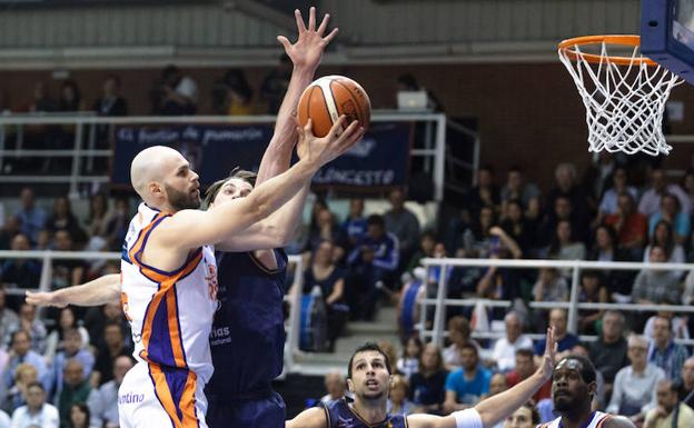 El tiro exterior condena al Chocolates Trapa Palencia
