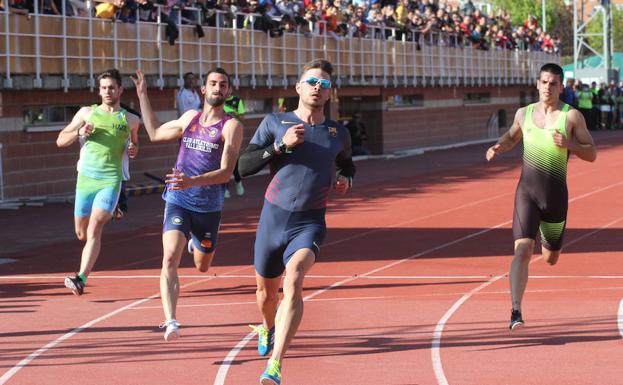 Óscar Husillos acelera en su estreno al aire libre