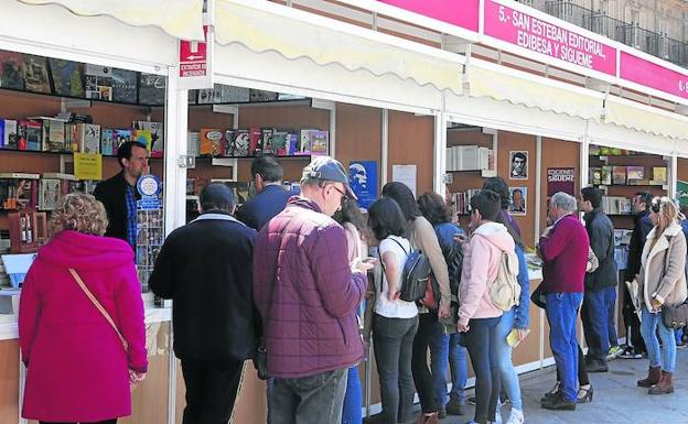 La Feria delLibro busca batir su récord de ventas tras una apertura llena de público