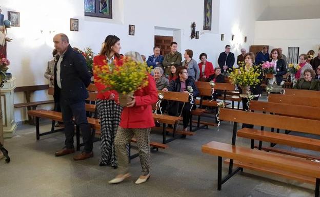 Emotiva ofrenda floral en Monterrubio de la Sierra para la patrona, la Virgen de Sacedón