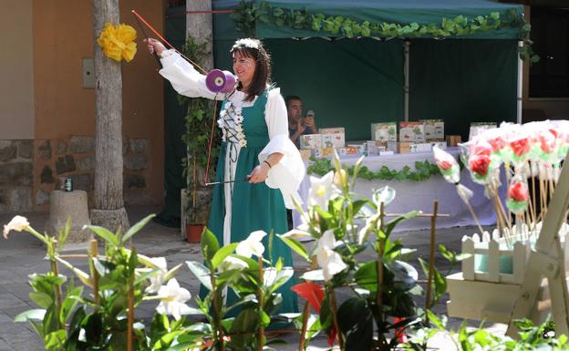 Ampudia se llena de colores gracias al Mercado de la Flor
