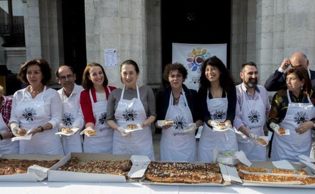 Los confiteros de Valladolid reparten 2.000 raciones de la Corona de San Pedro Regalado