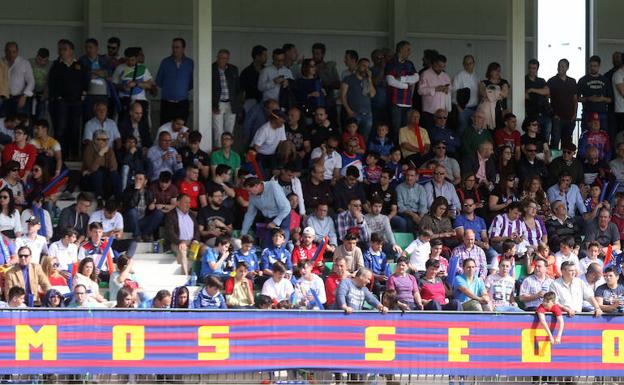 El detalle de la plantilla de la Segoviana con su afición