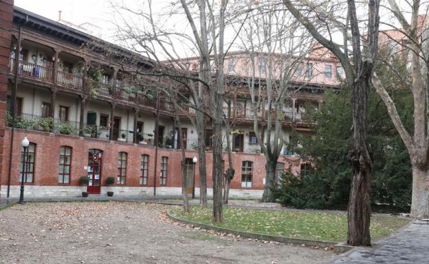 Patrimonio autoriza la instalación de cinco ascensores en la plaza del Viejo Coso