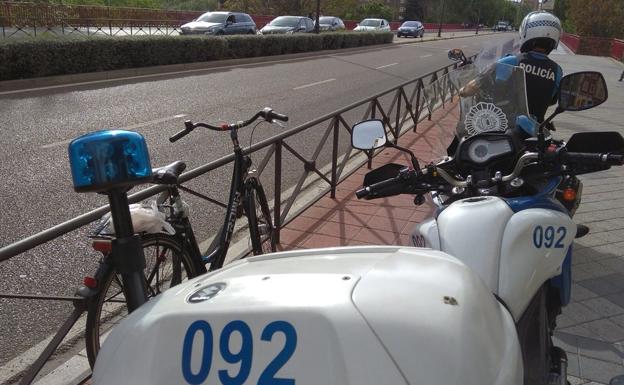 Circula en bici, con una cerveza de la mano y auriculares y da positivo por alcohol en Valladolid
