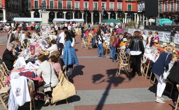 Cientos de encajeras comparten en la Plaza Mayor su afición por los hilos