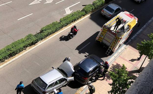 Un accidente entre dos vehículos en Puente Colgante obliga a intervenir a los Bomberos