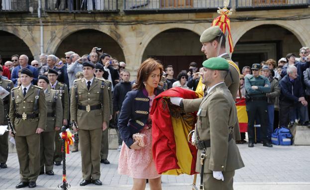 Aguilar reafirma su compromiso de lealtad a la bandera de España