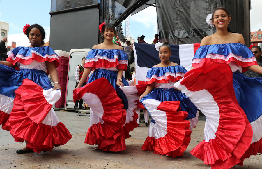 Danzas Interculturales en la plaza mayor de Valladolid