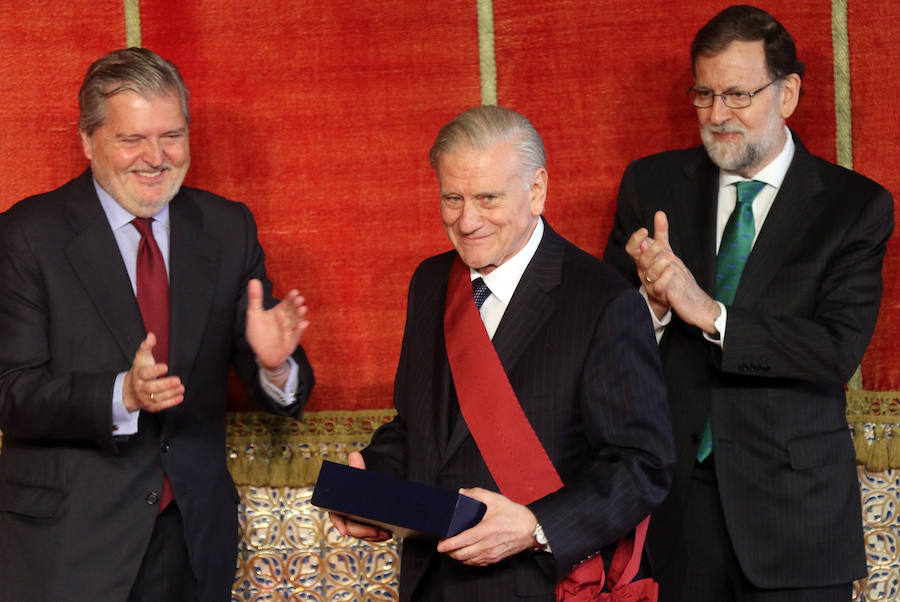 Mariano Rajoy entrega las cruces de Alfonso X el Sabio en el Alcázar de Segovia