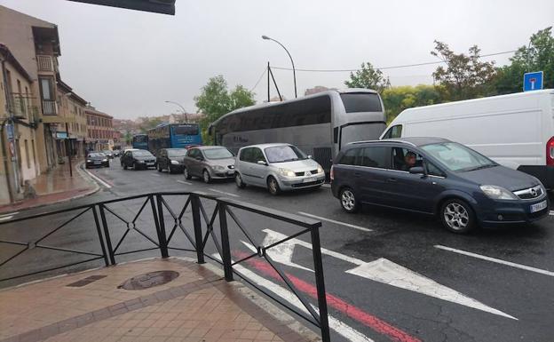 Retenciones en Segovia por el accidente entre un coche de autoescuela y un autobús