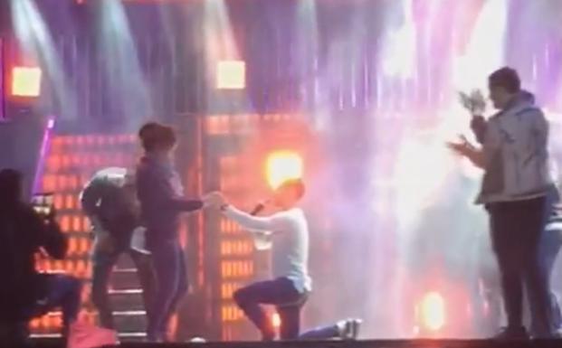 Vídeo: el recortador Dany Alonso pide matrimonio a su novia junto a la Orquesta Panorama en Valdestillas