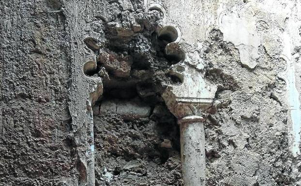 Descubren en un edificio de Tamariz de Campos una ventana del siglo XIV