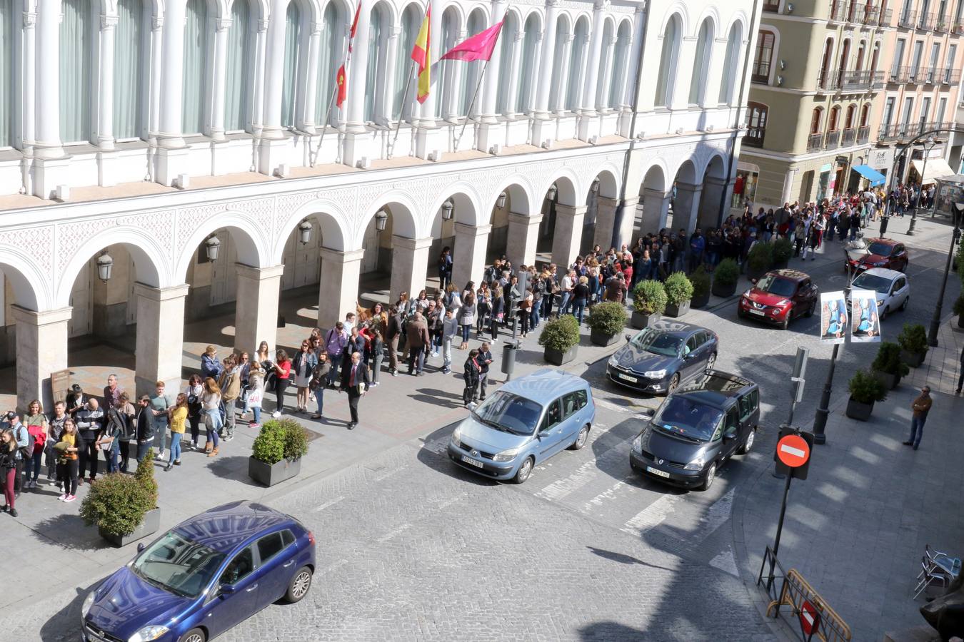 Larga cola en el Teatro Calderón para el 'casting' de la serie 'Magi' que se rodará en Valladolid