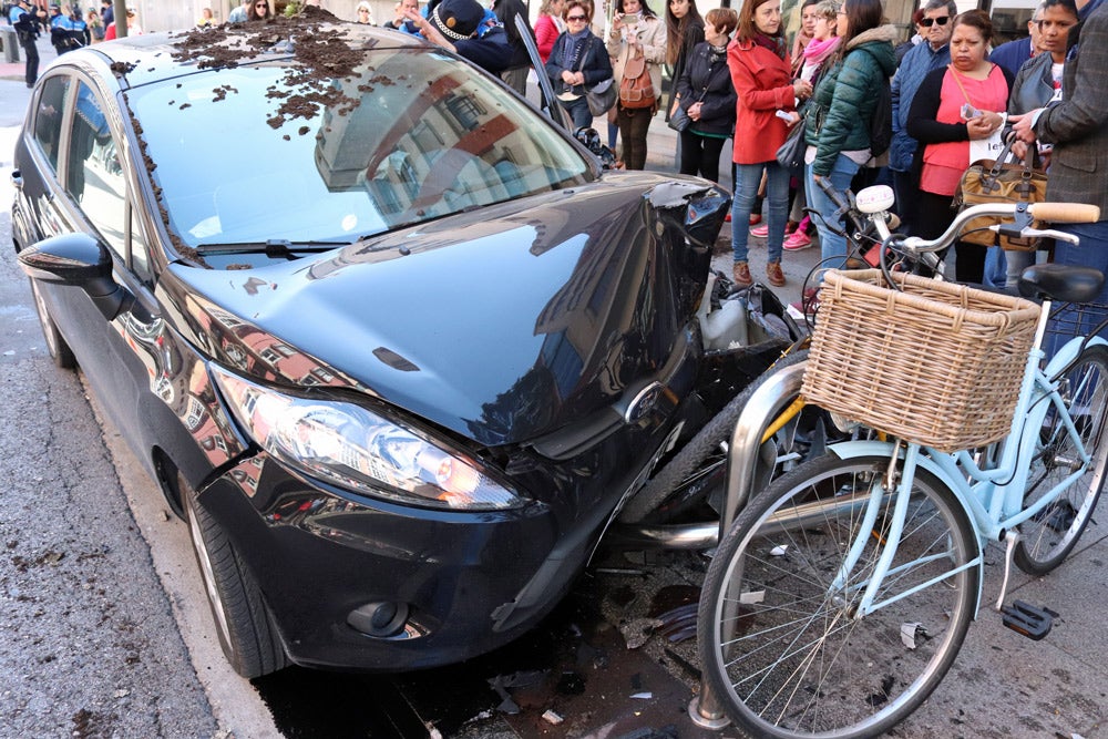 Espectacular accidente en la calle Vitoria