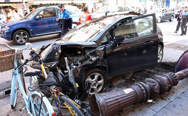 Un espectacular accidente sin heridos sobresalta la calle Vitoria