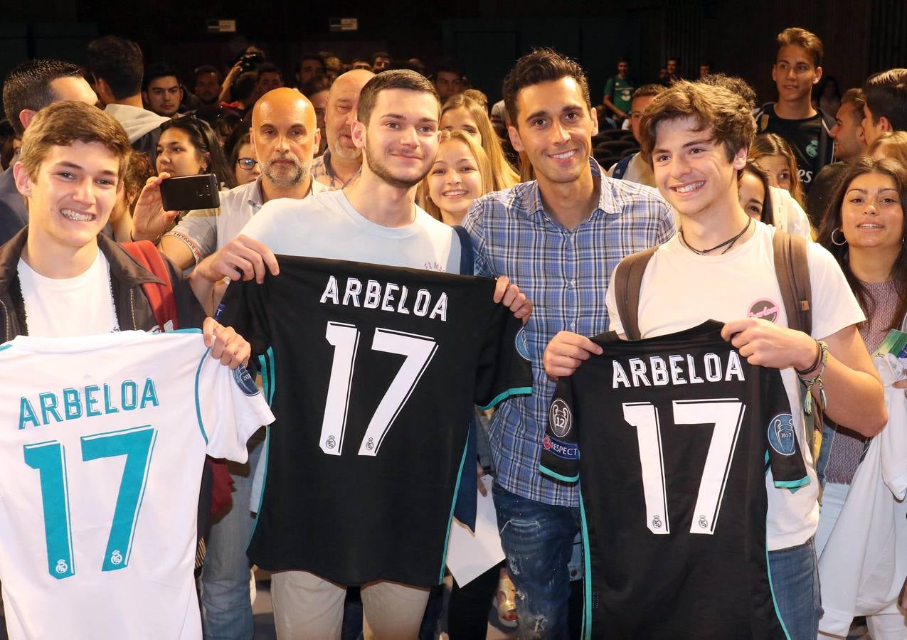 Álvaro Arbeola participa en una masterclass con alumnos de la UEMC