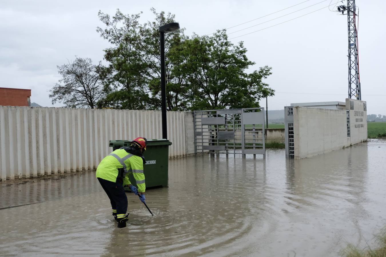 La tormenta inunda calles y viviendas en Renedo