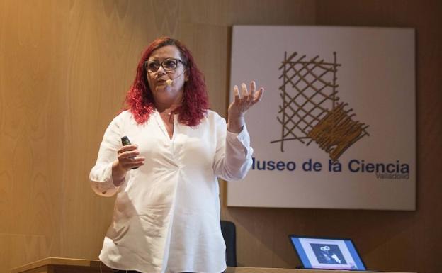 Clara Grima: «A diferencia de la política actual, las matemáticas ni nos desagradan ni falsifican nada»
