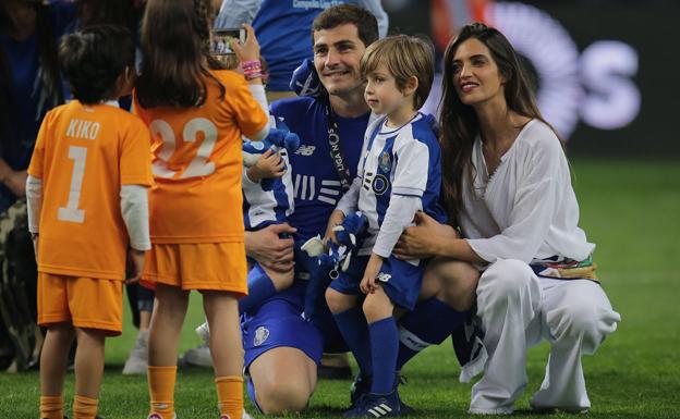 Iker Casillas y Sara Carbero continuarán un año más en Oporto