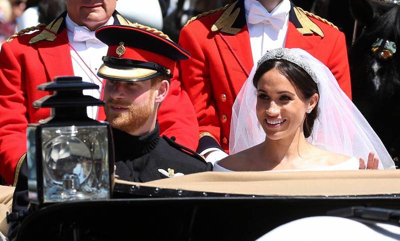 Miles de personas aclaman a los novios en Windsor