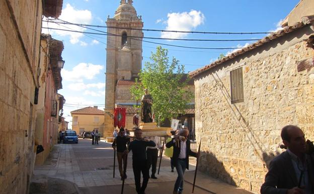 Castromonte se rinde ante la Virgen del Rosario al ritmo de la música de José Luis Gutiérrez
