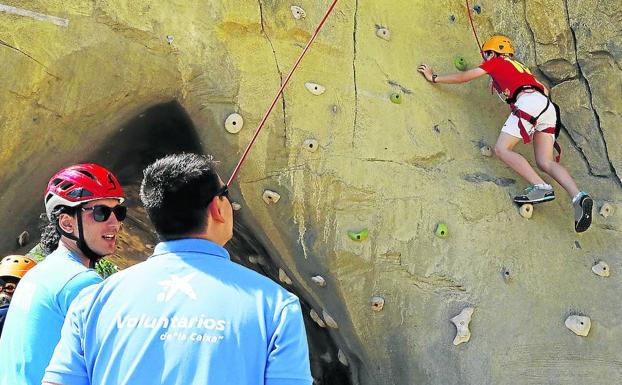 Niños en situación vulnerable de Palencia disfrutan de la Roca