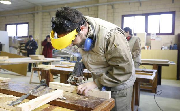 El Consistorio convoca 125 becas de formación para desempleados