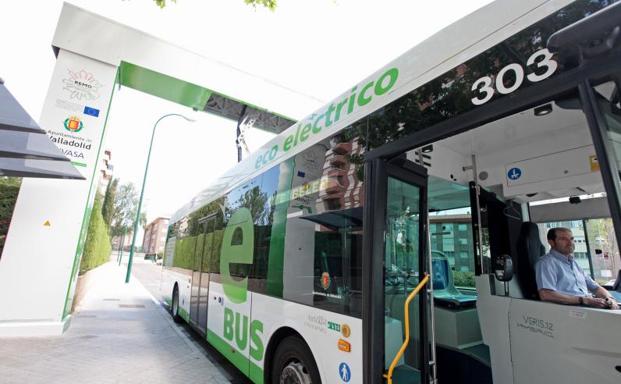 Guipúzcoa se interesa por la red de buses eléctricos de Valladolid, pionera en España