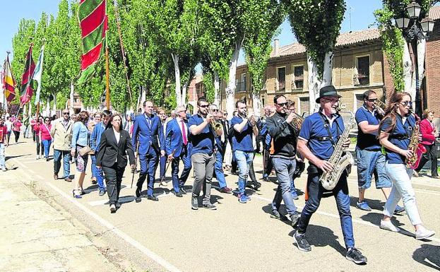 Un desfile de pendones honra a San Bernardino en Cuenca de Campos