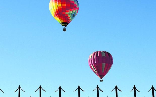 Los ganaderos exigen medidas «inmediatas» para evitar el aterrizaje de globos en sus fincas