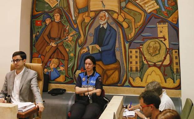 La Justicia obliga a retirar la efigie de Franco del salón de plenos del Ayuntamiento de Salamanca