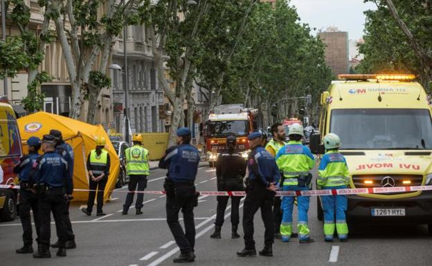 Los bomberos buscan a dos obreros entre los escombros del edificio derrumbado en Madrid