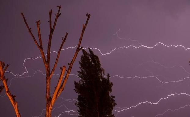 Imponente tormenta eléctrica sobre Peñafiel