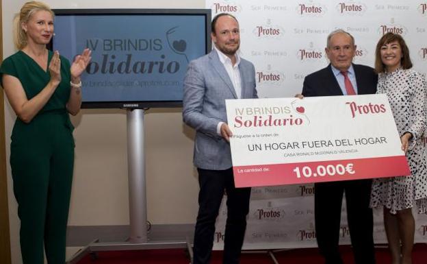 Protos dona 10.000 euros al proyecto 'Un hogar fuera del hogar'