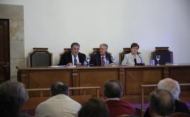 José Antonio Pascual formaliza su ingreso en el Centro de Estudios Salmantinos