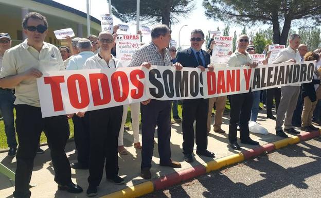 Los funcionarios de la cárcel de Topas protestan por la carga policial en la prisión de Morón