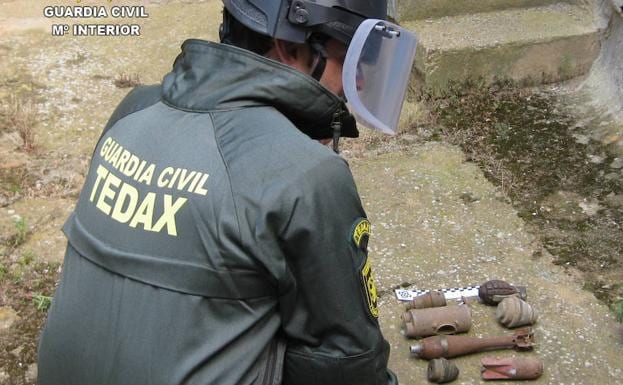 La Guardia Civil destruye siete explosivos de la Guerra Civil en el interior de una casa de San Adrián del Valle