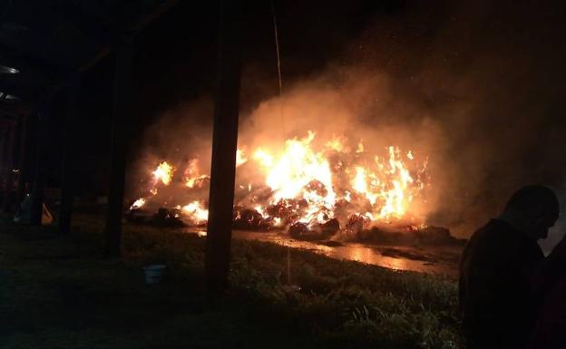 Un rayo incendia 1.300 paquetes de paja en una nave de Calzada de los Molinos