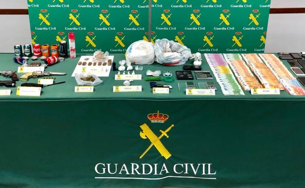 La Guardia Civil halla en un bar de Laguna una puerta camuflada que conectaba con un piso en el que se cortaba droga