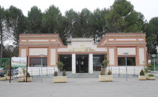 Tres usuarios de San Juan de Dios de Palencia entregan 5.000 euros que se encontraron en la calle