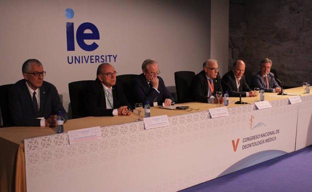 El nuevo código deontológico revisará el papel de los médicos ante la violencia de género