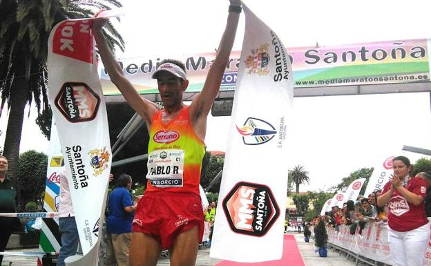El salmantino Pablo Rodríguez vence en la Media Maratón de Santoña