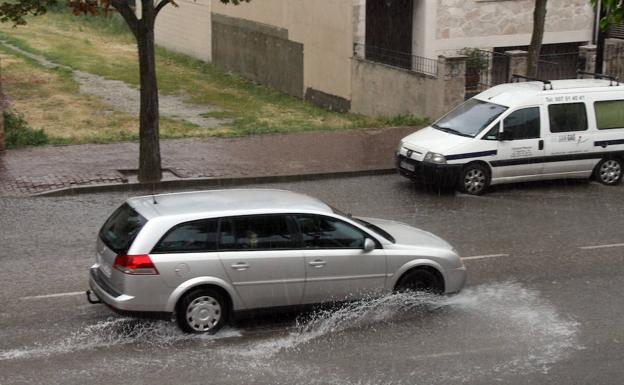 Una tromba de agua anega calles y garajes en Cuéllar