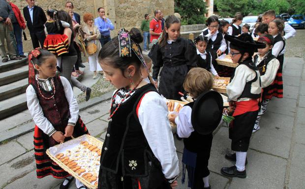 Los sexmos realizan su ofrenda a la patrona
