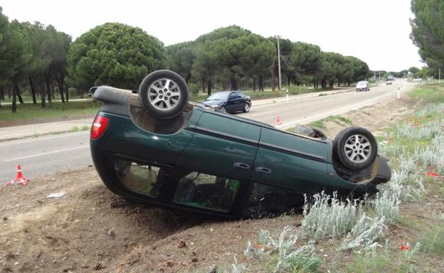 Vuelco sin heridos en la carretera del pinar