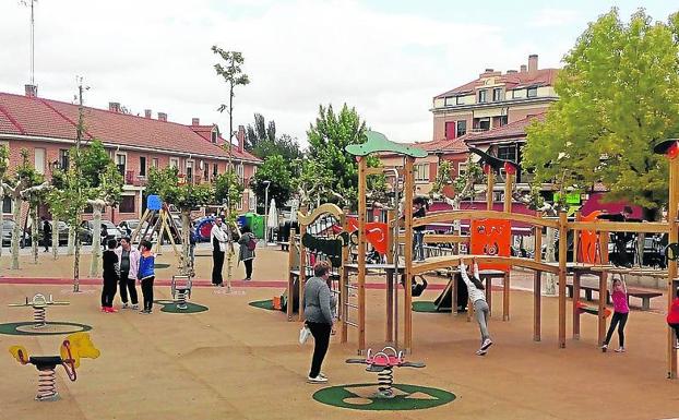 Finaliza la renovación del espacio infantil en la plaza Juego de la Pelota de Laguna