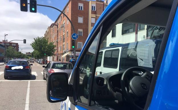 Conduce drogado por Valladolid, llama a un amigo para que se haga cargo del coche y también da positivo